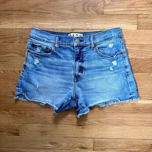 Gently Used DAZE Blue Distressed Denim Women’s Shorts, size 28